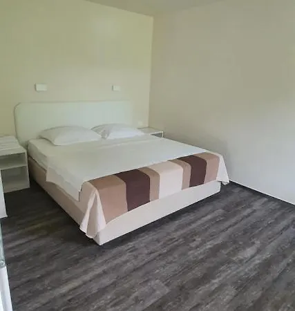 Gostilna S Prenocisci Pri Janezu