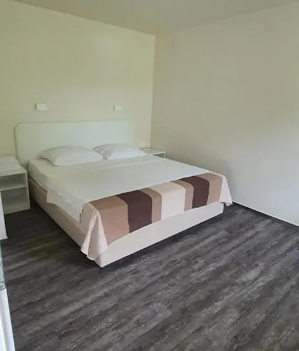 Gostilna S Prenocisci Pri Janezu